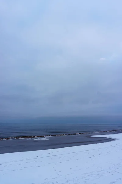 Cristales de hielo congelados en la playa del mar — Foto de Stock