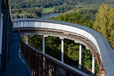 Köprü nehrin üzerinde