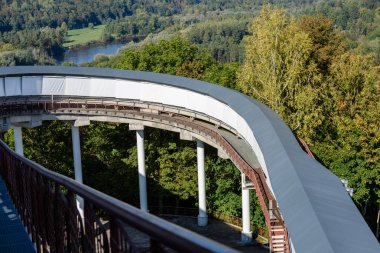 Köprü nehrin üzerinde