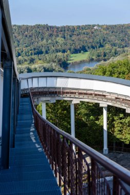 Köprü nehrin üzerinde