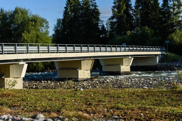 Köprü nehrin üzerinde