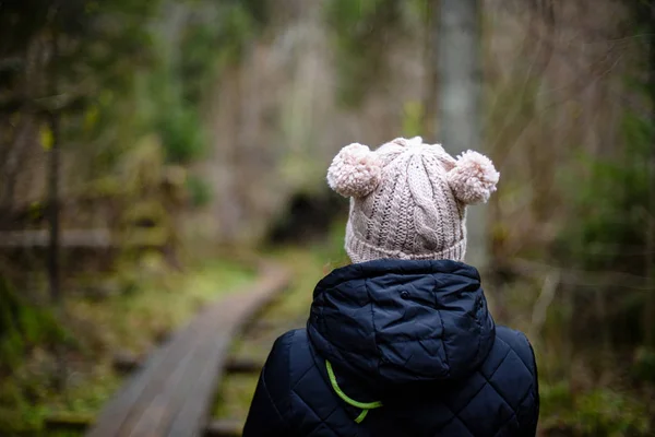 Młoda kobieta w kapeluszu przyrody jesienią — Zdjęcie stockowe
