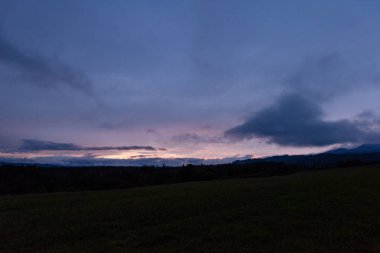 dağ zirveleri ile orman siste