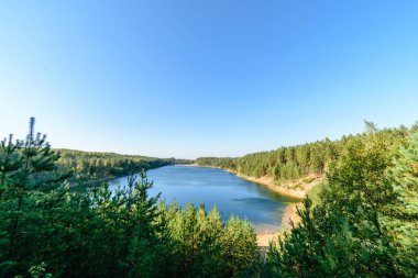 Sonbaharda dağ nehri