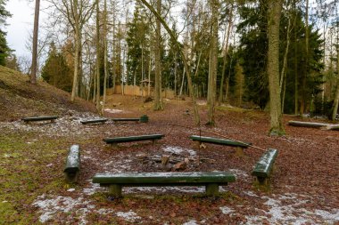 kamp ve alan tezgah ve şömine ile nehir kıyısında dinlenme