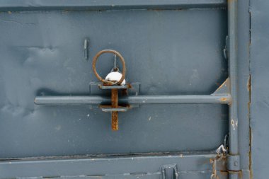 Kışın Caddesi kenarındaki çöp kutusu 