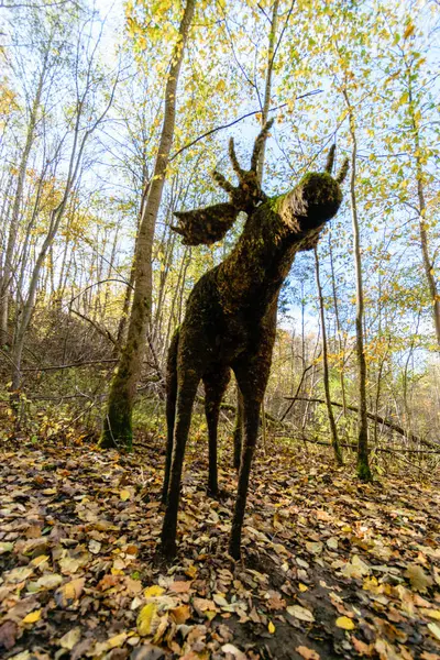 Arbres de couleur automne dans le parc avec des figures animales en bois — Photo