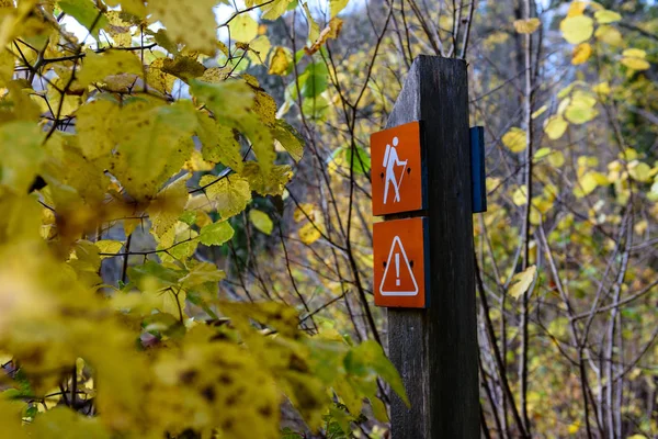 Őszi színű fák, a park turistaúton jelölés jel — Stock Fotó