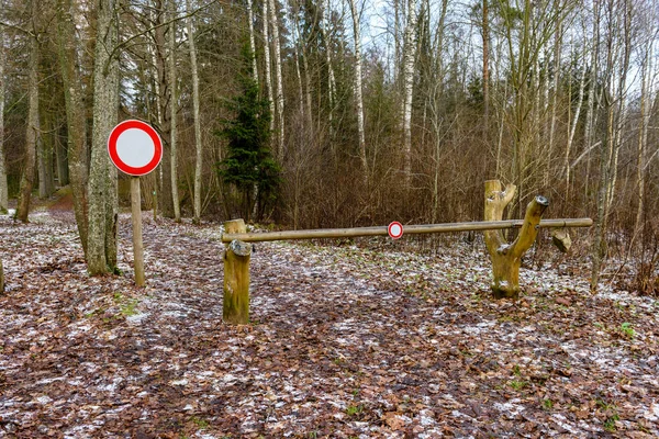 Téli vidéki táj, zárt közúti és a stop jel — Stock Fotó