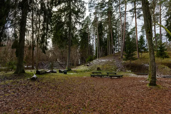 Camping i wypoczynkową nad rzeką z ławki i kominkiem — Zdjęcie stockowe