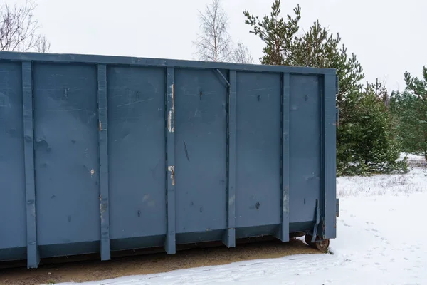 Papperskorgen bin vid sidan av gatan på vintern — Stockfoto