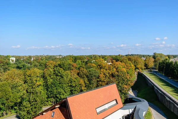 Herbstfarbene Bäume und Dächer der Stadt — Stockfoto