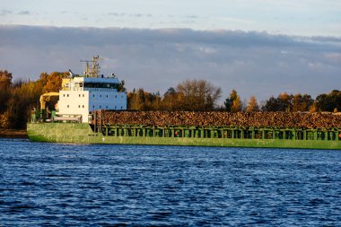 Kargo gemisi liman yelken gidiyor