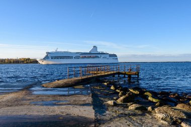 Kargo gemisi liman yelken gidiyor