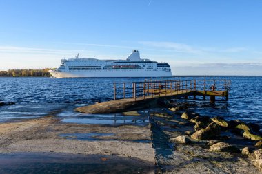 Kargo gemisi liman yelken gidiyor