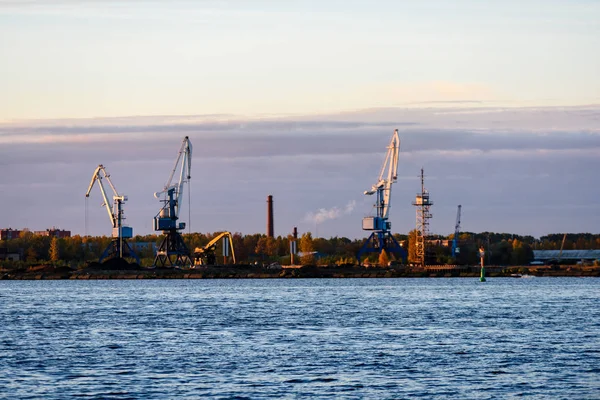 Alter Kran mit rostigen Metallschienen in der Nähe des Seehafens — Stockfoto