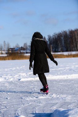kar, donmuş gölde buz pateni siyah montlu genç kadın le