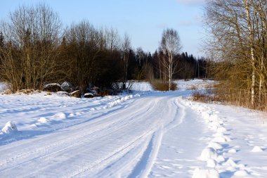 karlı kış yol derin karla kaplı