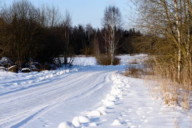 karlı kış yol derin karla kaplı