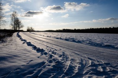 karlı kış yol derin karla kaplı