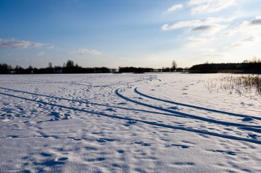karlı kış yol derin karla kaplı