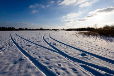 karlı kış yol derin karla kaplı