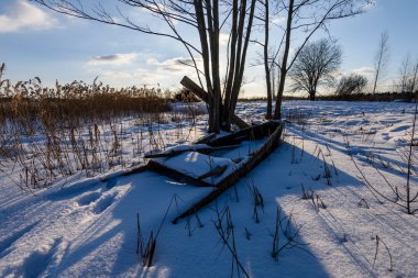 Renkli Kış Günbatımı ile büyük gelen ışık ışınları 