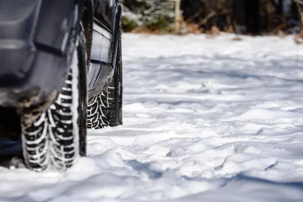 Opony samochodowe Offroad tkwi w śniegu — Zdjęcie stockowe