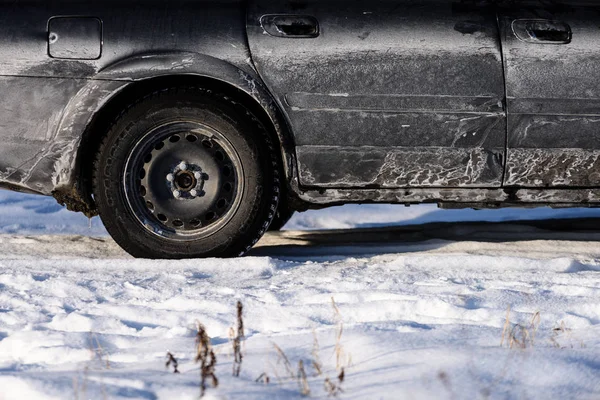 Opony samochodowe Offroad tkwi w śniegu — Zdjęcie stockowe