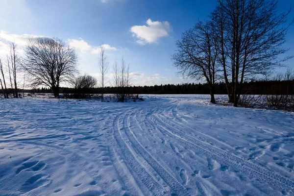 Snowy winter weg bedekt met diepe sneeuw — Stockfoto