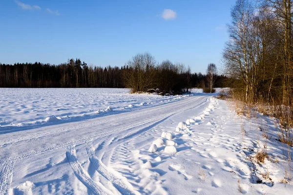 Route enneigée d'hiver couverte de neige profonde — Photo