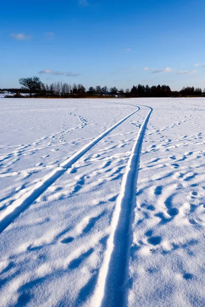 Karlı kış yol derin karla kaplı — Stok fotoğraf