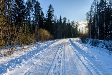 karlı kış yol derin karla kaplı