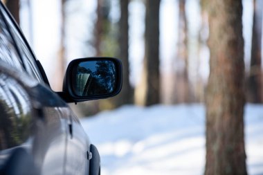Karda sıkışmış offroad araba lastikleri