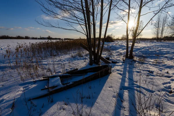 Pôr do sol de inverno colorido com raios de luz que vêm através do grande — Fotografia de Stock