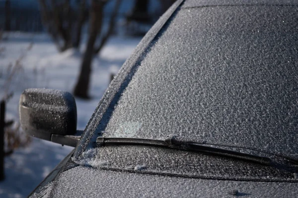 Pneus carro offroad preso na neve — Fotografia de Stock