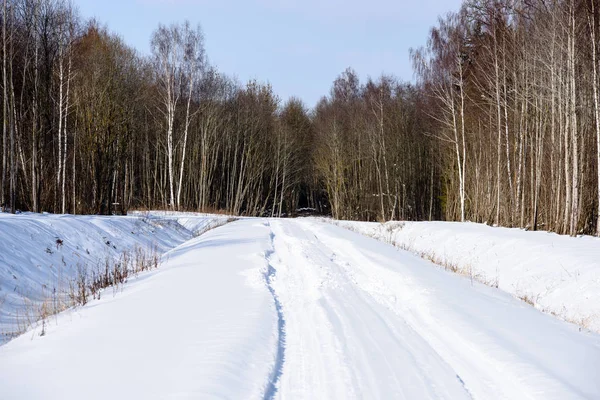 Сніжна зимова дорога вкрита глибоким снігом — стокове фото