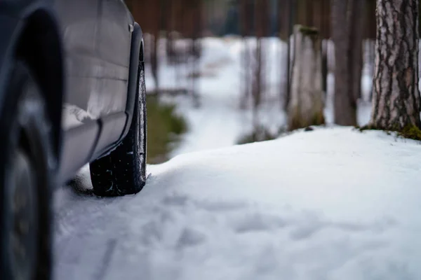 Pneus de voiture hors route coincés dans la neige — Photo