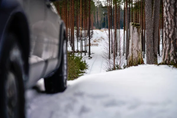 Шины внедорожников застряли в снегу — стоковое фото