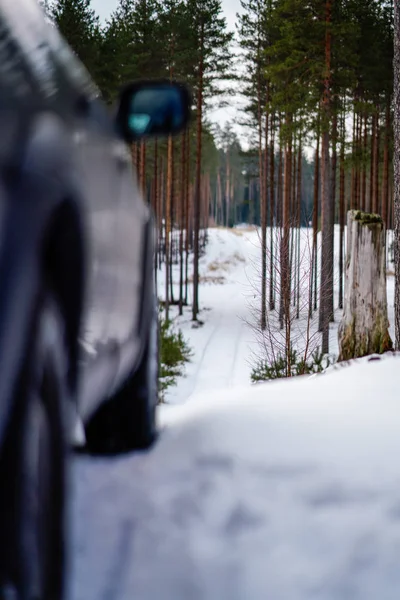 Opony samochodowe Offroad tkwi w śniegu — Zdjęcie stockowe
