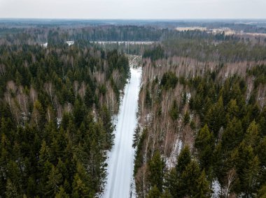 drone görüntü. kırsal alan ile winte orman yolu havadan görünümü