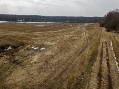 Drone görüntü. erken spri alanları ile kırsal bölgenin havadan görünümü