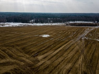 Drone görüntü. erken spri alanları ile kırsal bölgenin havadan görünümü