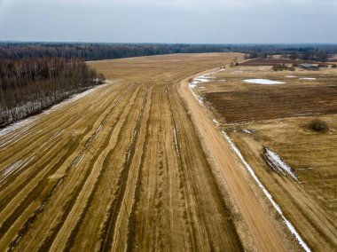 Drone görüntü. erken spri alanları ile kırsal bölgenin havadan görünümü
