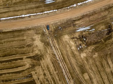 Drone görüntü. erken spri alanları ile kırsal bölgenin havadan görünümü