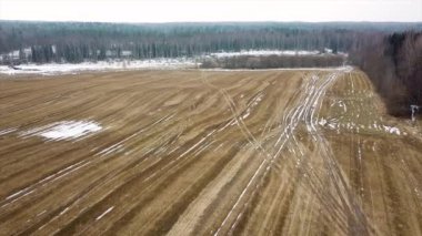 kırsal kesimde baharda ekili alan üzerinde uçan uçak