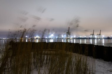 Gece fotoğraf uzun pozlama. Riga, Letonya endüstriyel bağlantı noktası de