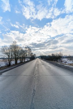karlı kış yol derin karla kaplı