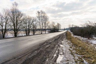 karlı kış yol derin karla kaplı