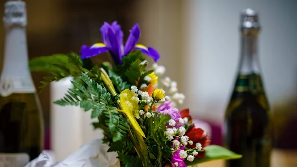 Tema decorazioni nuziali, fiori in interni bianchi — Foto Stock